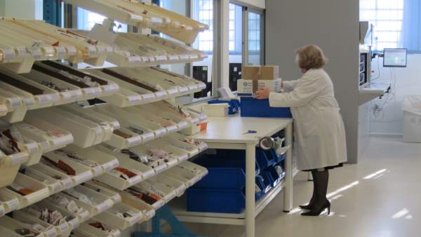 Una trabajadora del Servicio de Farmacia del Reina Sofía Una trabajadora del Servicio de Farmacia del Reina Sofía