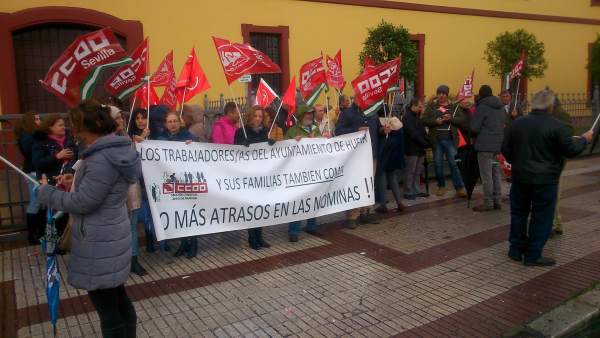 Protesta de trabajadores municipales de Huévar ante la Diputación Provincial Protesta de trabajadores municipales de Huévar ante la Diputación Provincial