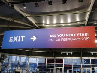 Imagen de la salida del Mobile World Congress 2018 con un rótulo que dice: "Nos vemos el año que viene" en inglés y da las fechas de la próxima edición, la de 2019, en Barcelona.