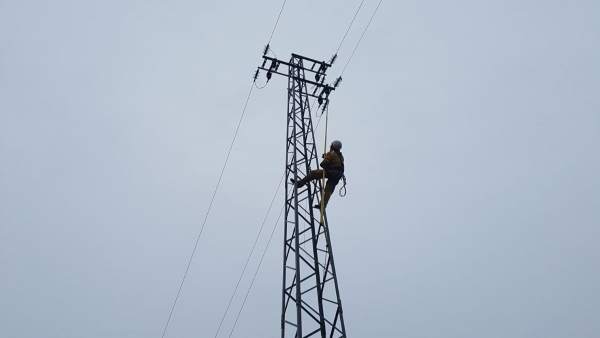 Técnico de Endesa actuando en tendido eléctrico Técnico de Endesa actuando en tendido eléctrico