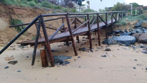 Daños ocasionados por el temporal en la playa de Cartaya. Daños ocasionados por el temporal en la playa de Cartaya.