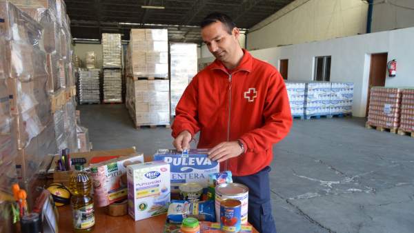 Voluntarios de Cruz Roja preparan los alimentos a repartir Voluntarios de Cruz Roja preparan los alimentos a repartir