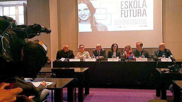 Representantes institucionales en la presentación del proyecto Eskola Futura. Representantes institucionales en la presentación del proyecto Eskola Futura.