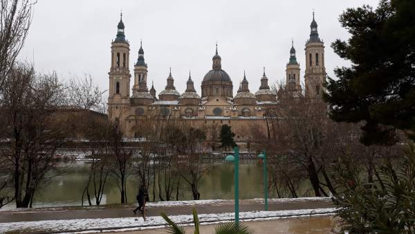 El Ebro a su paso por Zaragoza, junto a la Basílica del Pilar El Ebro a su paso por Zaragoza, junto a la Basílica del Pilar