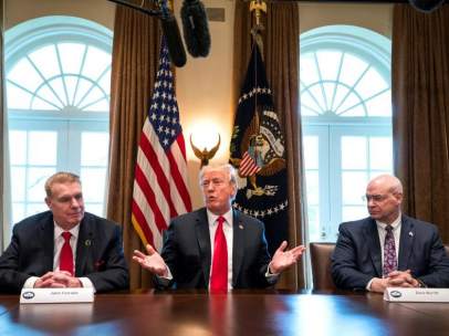 El presidente de los Estados Unidos, Donald J. Trump (centro), acude a la reunión con un grupo de directivos de empresas del sector siderúrgico, en La Casa Blanca, Washington, DC.
