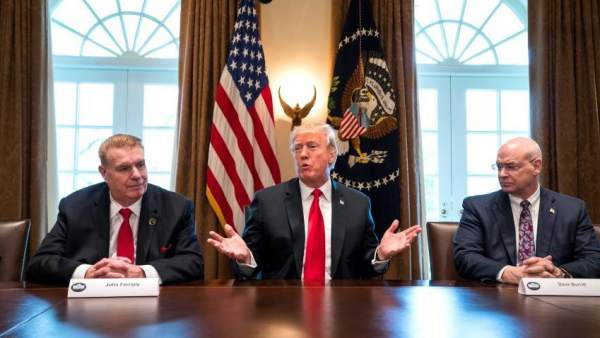 El presidente de los Estados Unidos, Donald J. Trump (centro), acude a la reunión con un grupo de directivos de empresas del sector siderúrgico, en La Casa Blanca, Washington, DC. El presidente de los Estados Unidos, Donald J. Trump (centro), acude a la reunión con un grupo de directivos de empresas del sector siderúrgico, en La Casa Blanca, Washington, DC.
