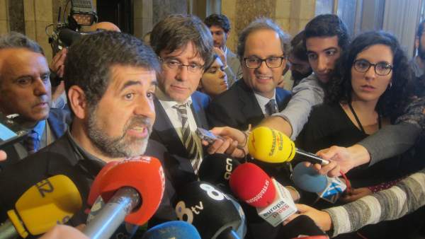 Jordi Sànchez, Carles Puigdemont y Quim Torra atendiendo a los medios. Jordi Sànchez, Carles Puigdemont y Quim Torra atendiendo a los medios.