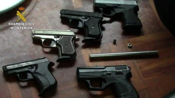 Imagen de algunas de las armas intervenidas Imagen de algunas de las armas intervenidas