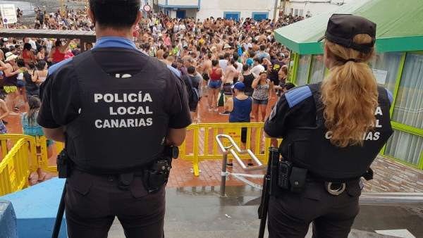 Agentes de Policía Local durante un evento en Canarias Agentes de Policía Local durante un evento en Canarias