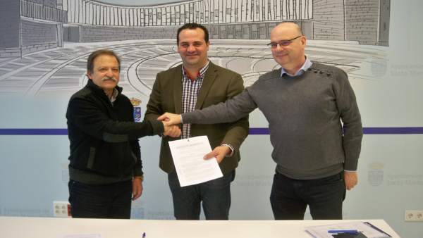 Firma del acuerdo con el propietario de las motocicletas Firma del acuerdo con el propietario de las motocicletas