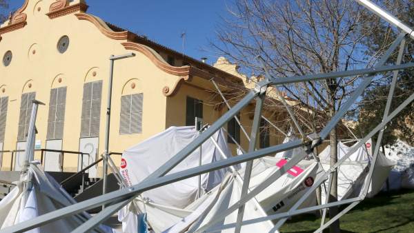 Carpas dañadas por el viento en Badalona. Carpas dañadas por el viento en Badalona.