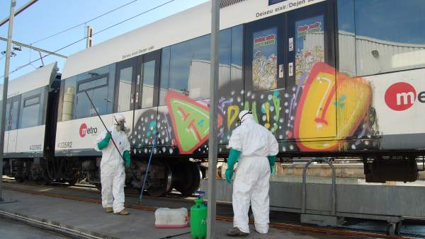 Metrovalencia gasta 223.000 euros en netejar grafits dels seus trens i tramvies Metrovalencia gasta 223.000 euros en netejar grafits dels seus trens i tramvies