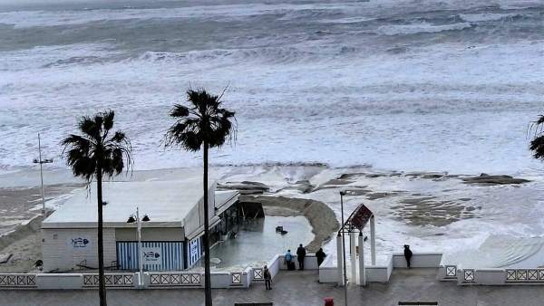Playa urbana de Cádiz afectada por el temporal Playa urbana de Cádiz afectada por el temporal