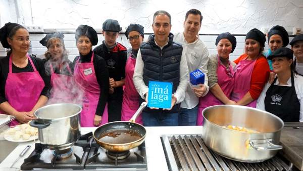 Bendodo entrega la placa Sabor a Málaga a la escuela El Golimbreo Bendodo entrega la placa Sabor a Málaga a la escuela El Golimbreo