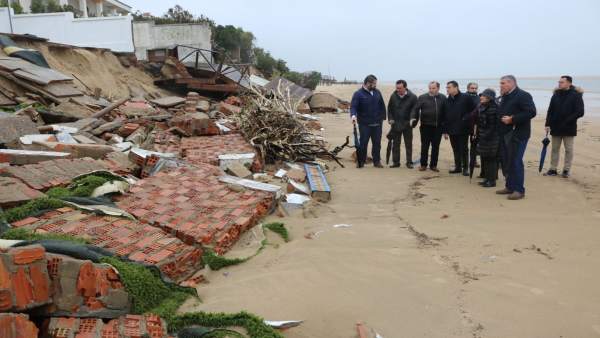 El delegado del Gobierno, Antonio Sanz, visita los daños del temporal en Portil. El delegado del Gobierno, Antonio Sanz, visita los daños del temporal en Portil.