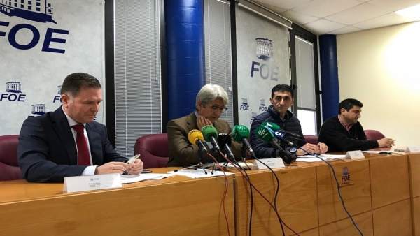 En el centro, el vicepresidente de la FOE, José Antonio Agüera. En el centro, el vicepresidente de la FOE, José Antonio Agüera.