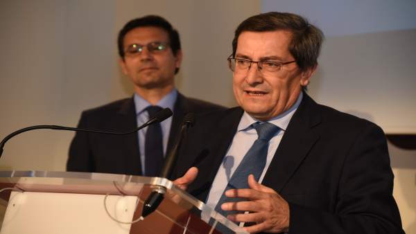 El presidente de la Diputación, José Entrena, y detrás el alcalde de Granada El presidente de la Diputación, José Entrena, y detrás el alcalde de Granada