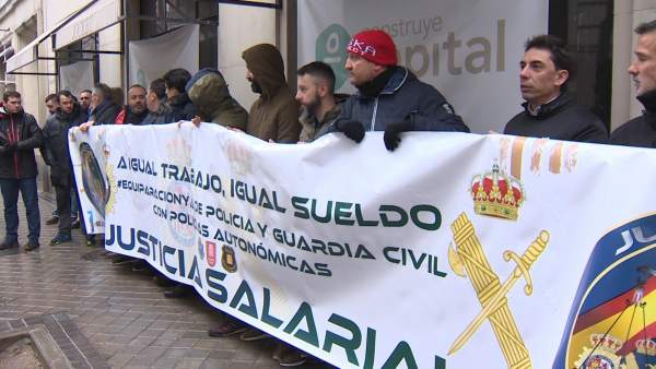 Concentración de JUSAPOL a las puertas del ministerio del Interior Concentración de JUSAPOL a las puertas del ministerio del Interior