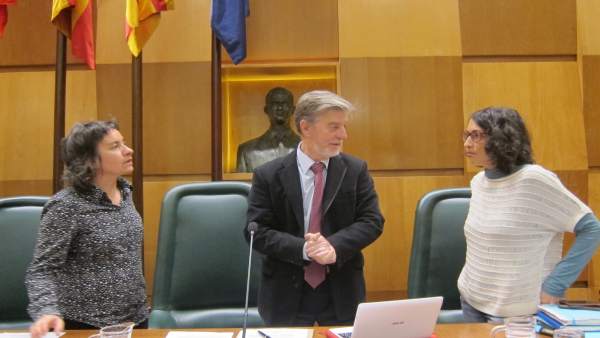 Santisteve hablando con Giner y Broto antes del pleno Santisteve hablando con Giner y Broto antes del pleno