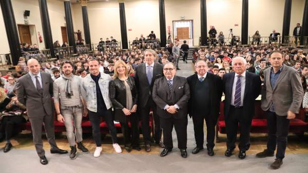 Participantes en la iniciativa 'Valores que construyen sueños' en Zaragoza. Participantes en la iniciativa 'Valores que construyen sueños' en Zaragoza.
