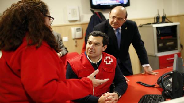 Juanma Moreno durante su visita a la sede de Cruz Roja en Granada Juanma Moreno durante su visita a la sede de Cruz Roja en Granada
