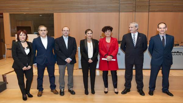 Barkos junto a otros participantes en la jornada sobre el Convenio Económico Barkos junto a otros participantes en la jornada sobre el Convenio Económico