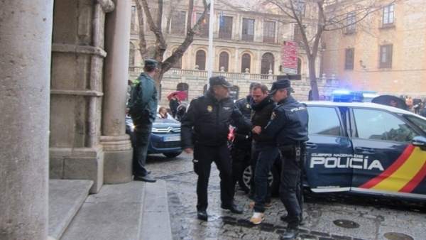 Acusdado en su entrada al Tribunal Acusdado en su entrada al Tribunal
