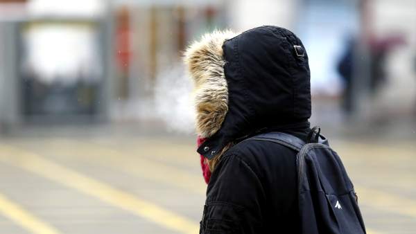 Persona en la calle un día de invierno Persona en la calle un día de invierno