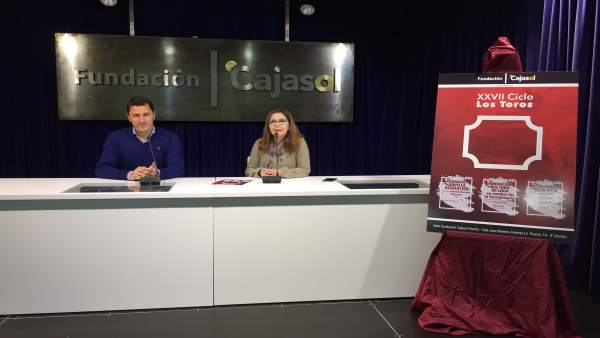 La delegada de Cajasol en Huelva, Matilde Valdivia, y Manuel Jesús Montes. La delegada de Cajasol en Huelva, Matilde Valdivia, y Manuel Jesús Montes.
