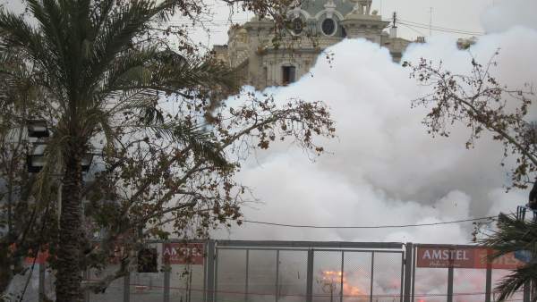 Una mascletà amb respecte a la tradició serveix d'estrena a Pirotecnia Zaragozana en la Plaça de l'Ajuntament Una mascletà amb respecte a la tradició serveix d'estrena a Pirotecnia Zaragozana en la Plaça de l'Ajuntament