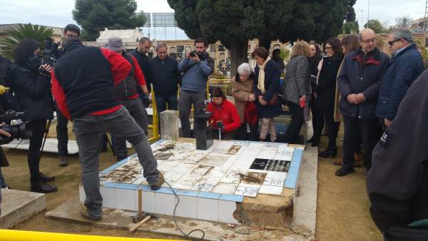 Apertura fosa 22 cementerio Paterna Apertura fosa 22 cementerio Paterna