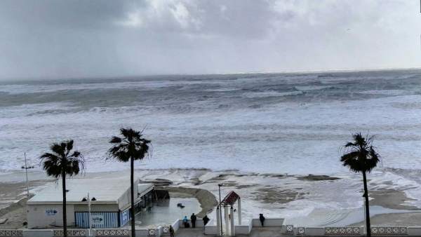 Crecida del mar en Cádiz por el temporal Crecida del mar en Cádiz por el temporal
