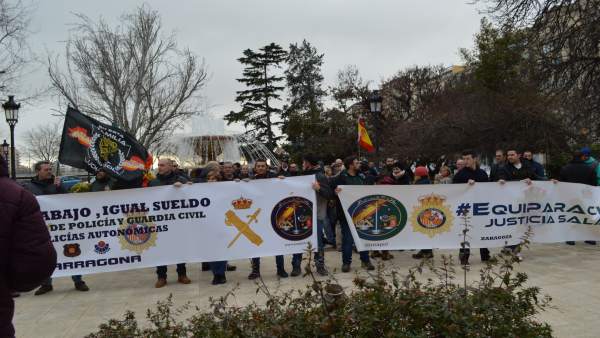 Concentración de agentes de la Guardia Civil y de la Policía Nacional en Lleida Concentración de agentes de la Guardia Civil y de la Policía Nacional en Lleida