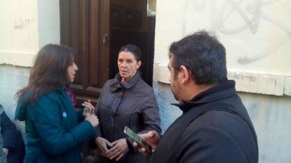 Honorato con una afectada por un desalojo Honorato con una afectada por un desalojo