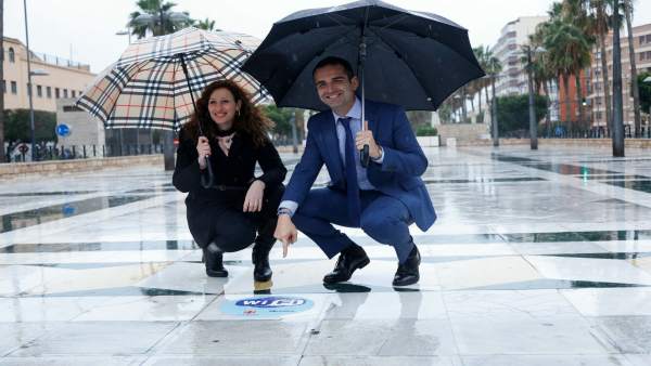 El alcalde de Almería y la edil de Economía muestran un punto wifi El alcalde de Almería y la edil de Economía muestran un punto wifi