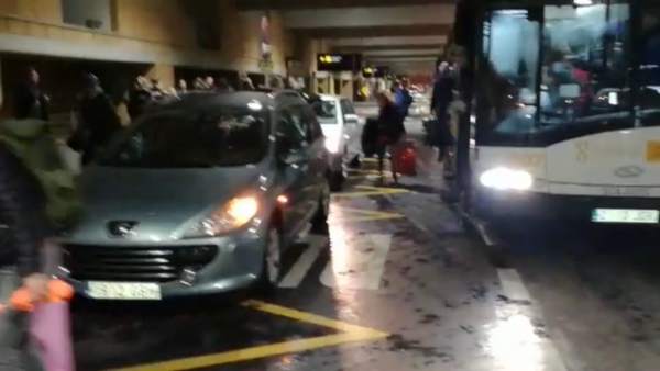 Un coche invade la parada de autobús Un coche invade la parada de autobús