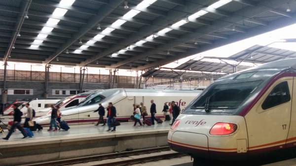 Renfe tren AVE málaga madrid vialia estación ferrocarril maría zambrano viajeros Renfe tren AVE málaga madrid vialia estación ferrocarril maría zambrano viajeros