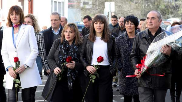 La parlamentaria de EH Bildu, Maddalen Iriarte, junto a los dirigentes del PSE La parlamentaria de EH Bildu, Maddalen Iriarte, junto a los dirigentes del PSE
