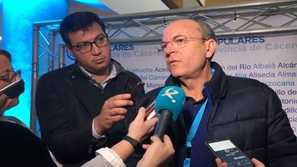 Monago atiende a los medios en Cáceres Monago atiende a los medios en Cáceres