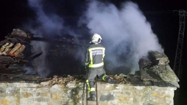 Incendio en una cuadra de San Roque de Riomiera Incendio en una cuadra de San Roque de Riomiera