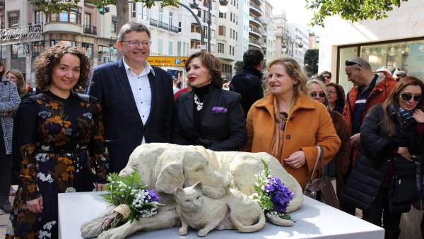 Inauguración de la escultura donada por Elena Negueroles Inauguración de la escultura donada por Elena Negueroles