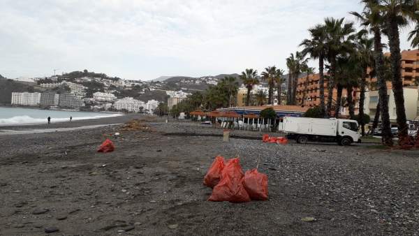Limpian playas en Almuñécar (Granada) Limpian playas en Almuñécar (Granada)