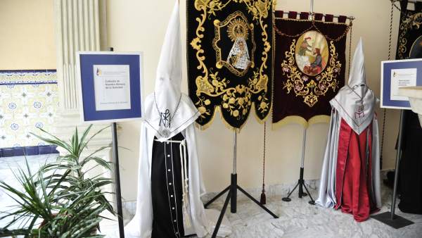 Exposición de indumentaria y estandartes de la Semana Santa de Teruel Exposición de indumentaria y estandartes de la Semana Santa de Teruel