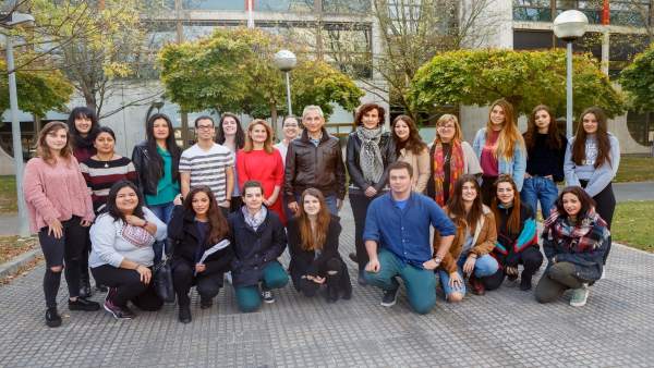 Alumnos mentores junto a la vicerrectora de Estudiantes Alumnos mentores junto a la vicerrectora de Estudiantes