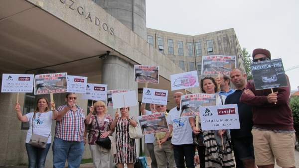 Víctimas de Angrois protestan ante los juzgados de Santiago Víctimas de Angrois protestan ante los juzgados de Santiago
