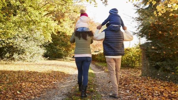 Los paseos en familia ayudan a afianzar el vínculo familiar. Los paseos en familia ayudan a afianzar el vínculo familiar.
