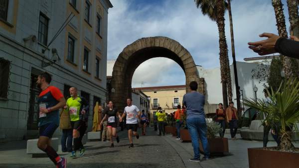 Corredores del Medio Maratón de Mérida por el Arco de Trajano Corredores del Medio Maratón de Mérida por el Arco de Trajano