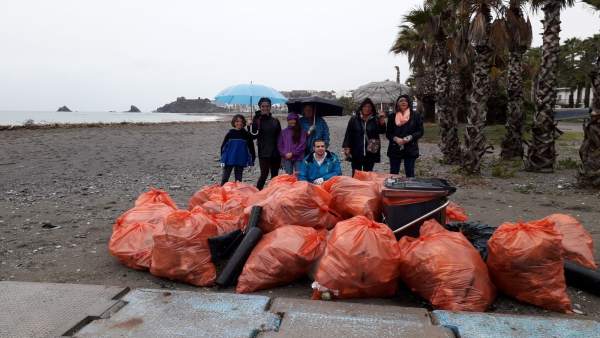Voluntarios junto a basura retirada Voluntarios junto a basura retirada