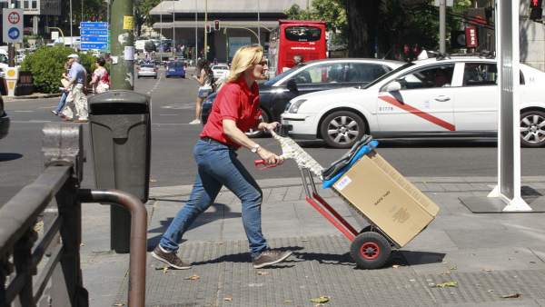 Mujer trabajando, conciliación, calle, trabajo Mujer trabajando, conciliación, calle, trabajo
