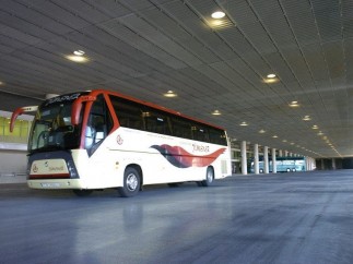 Autobús en una estación